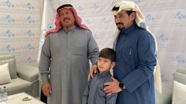يبكي القلوب .. رد فعل طفل سعودي عند سماعه الأصوات لاول مرة ” لن تستطيع تمسك دموعك”
