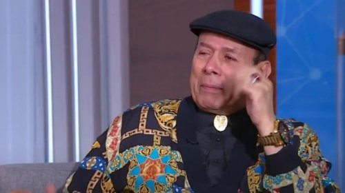 متأثراً بدوره في مسلسل .. فنان مصري كبير يبكي على الهواء