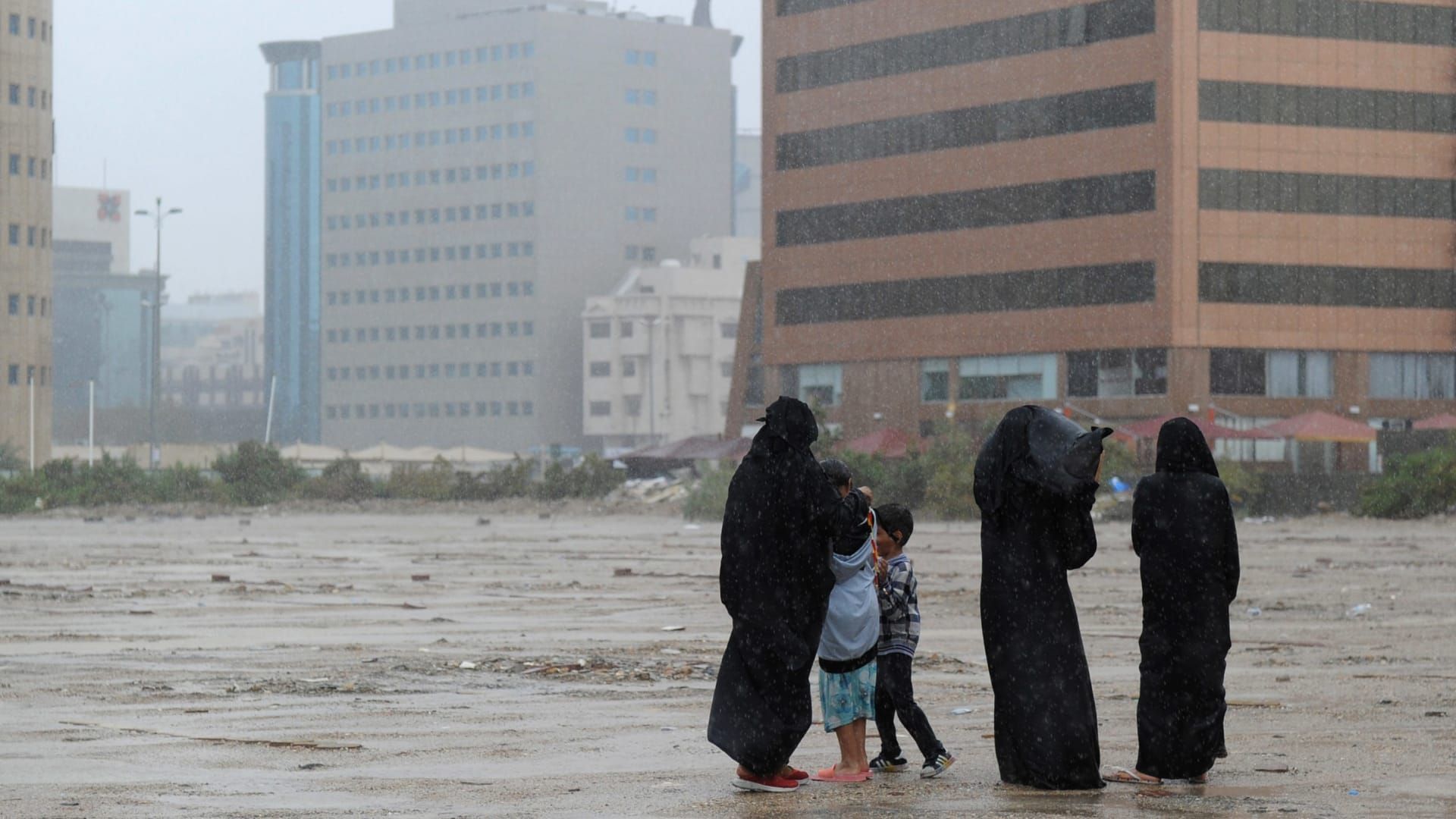 عاجل تسريب غاز يودي بحياة آسيويتين داخل مركبتهما في الشارقة