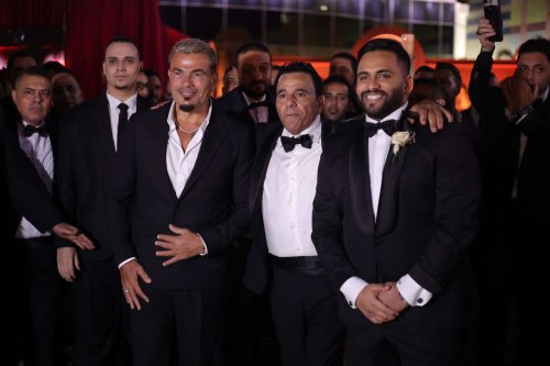 عمرو دياب يغني مع محمد فؤاد بحفل زفاف نجل الأخير