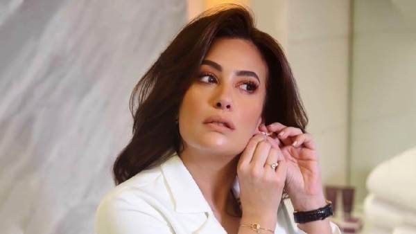 هند صبري تخطف الأنظار فور وصولها لمهرجان أسوان