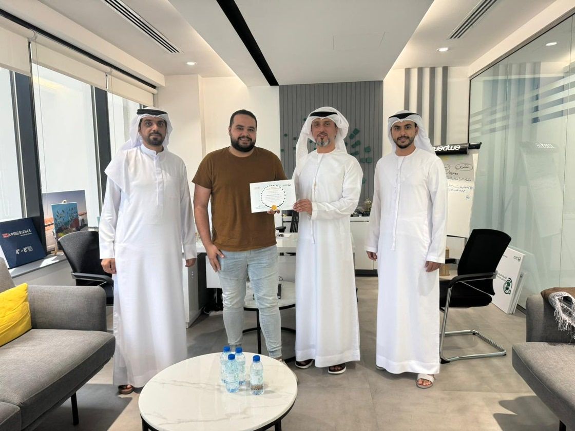 تكريم شاب سلم مقتنى ثمين عثر عليه على شاطئ جميرا