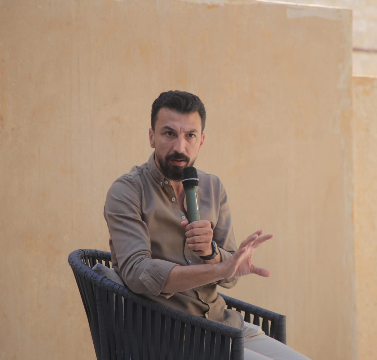 مهندس الديكور أحمد فايز: أعشق الأفلام القصيرة واعتبرها تفكير خارج الصندوق