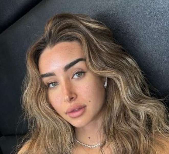 هنا الزاهد تخطف الأنظار بإطلالة مميزة