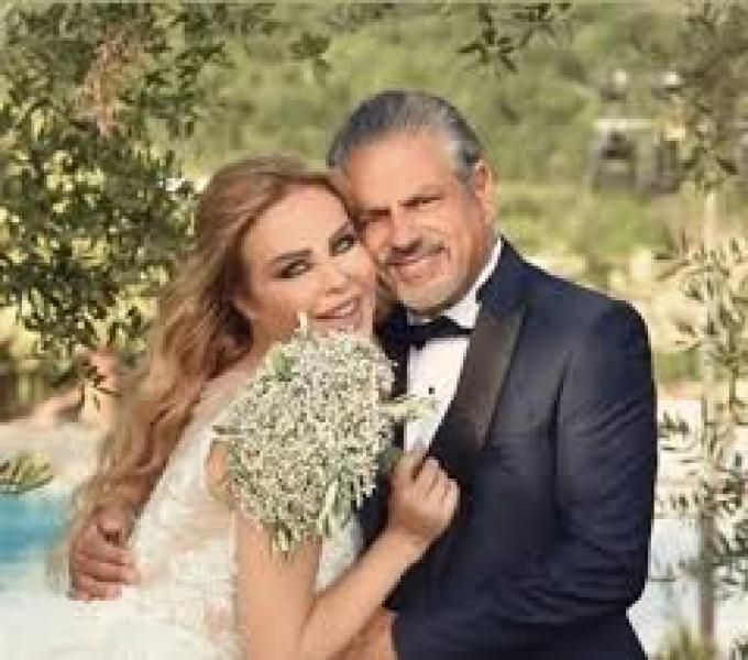 شاهد.. أحدث ظهور للفنانة رولا سعد أثناء احتفالها بعيد زواجها