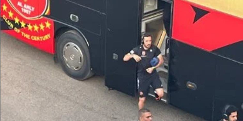 حافلة الأهلي تصل برج العرب استعدادا لمواجهة الإسماعيلي فى دورى نايل (صور)