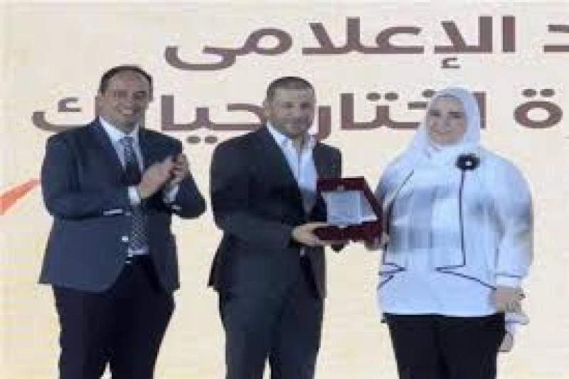 وزيرة التضامن الاجتماعي تكرم إياد نصار عن دوره في مسلسل ”صلة رحم”