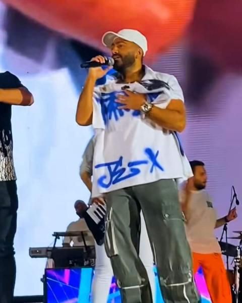 تامر حسني يدعم مشروع شاب ويرتدي منه خلال حفلته بالعين السخنة