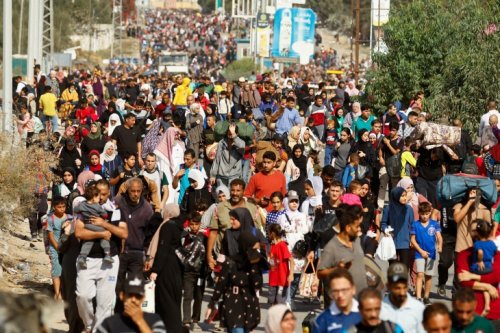 تحت التهديد .. آلاف الغزيين يخرجون من رفح نحو المجهول