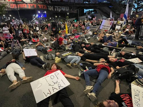 دولة الاحتلال ترفض الصفقة .. والمتظاهرون يفترشون شوارع تل أبيب