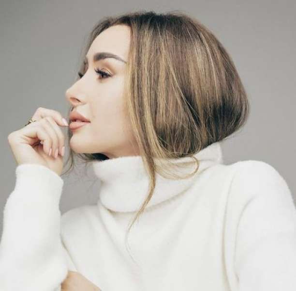 هنا الزاهد تلفت الأنظار بإطلالة ملائكية