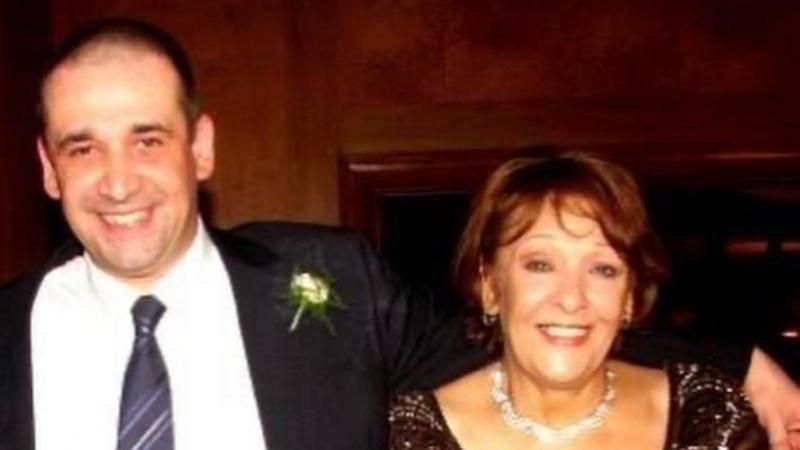 وفاة والدة الفنان كريم عبد العزيز وتشييع الجنازة غداً