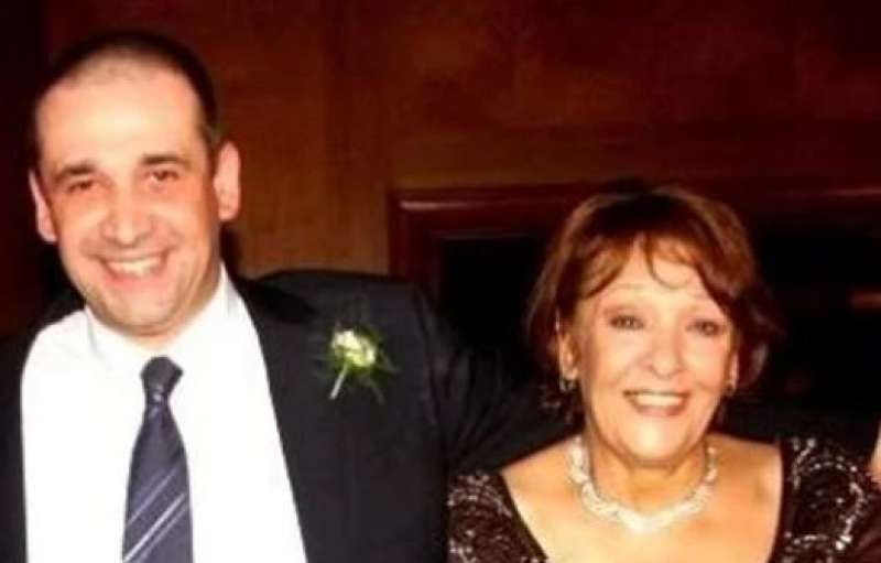 نجوم الفن ينعون والدة الفنان كريم عبد العزيز