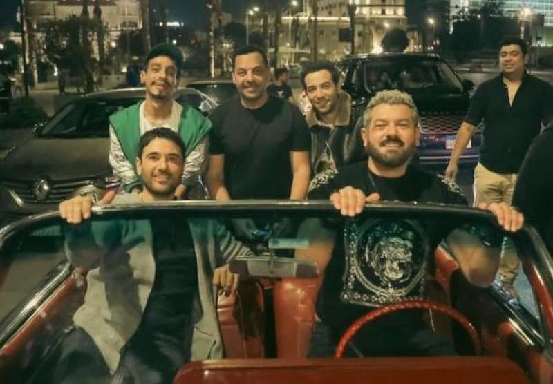 عمرو يوسف يشارك متابعيه عبر إنستجرام صورًا له مع أبطال فيلم ولاد...