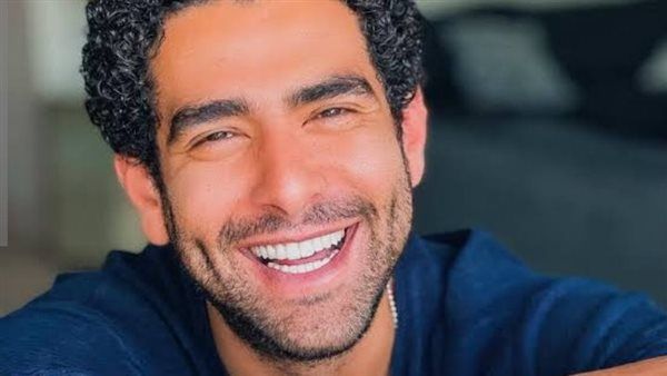 ربنا يخليك لينا.. محمد كيلاني ينهئ عادل إمام بعيد ميلاده