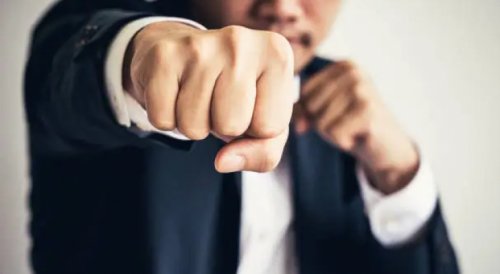 شاب يعتدي بالضرب على والده في البلقاء