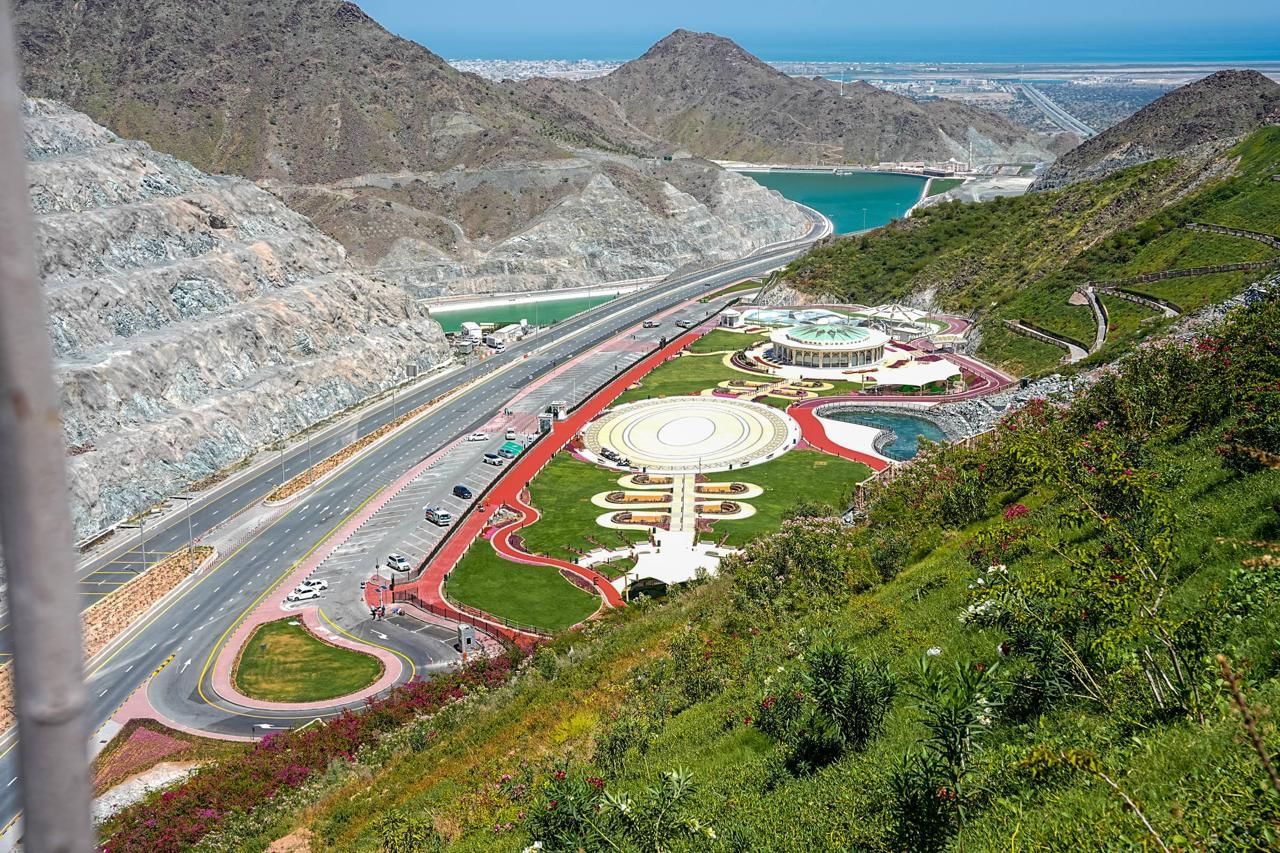 تنفيذ شبكة الكهرباء ومحطة توزيع لمشروع الحدائق المعلقة في كلباء