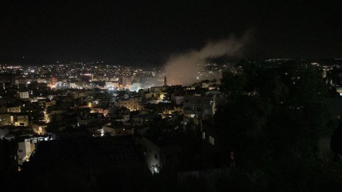 شهيد مطارد بجنين جراء قصف الاحتلال بالطيران مبنى من طابقين