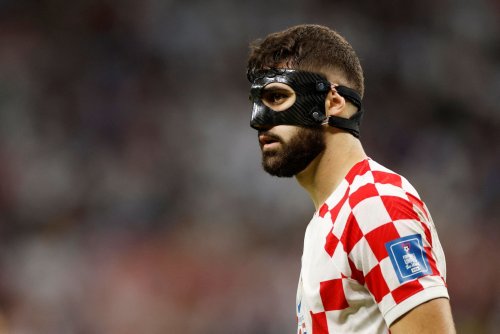 لماذا يرتدي بعض لاعبي كرة القدم أقنعة سوداء؟ خبير سعودي يفاجئ الجميع بإجابة غير متوقعة!