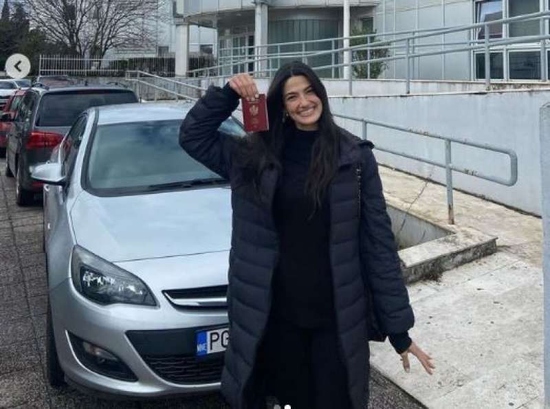 شاهد.. تارا عماد تحصل على جنسية الجبل الأسود