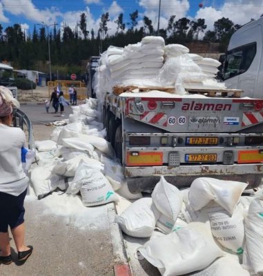 مستوطنون يهاجمون شاحنة طحين ويحرقون حقول زراعية بنابلس