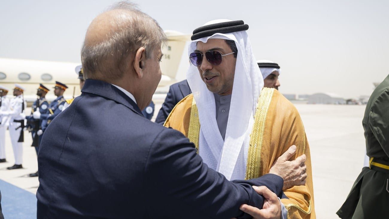 رئيس وزراء باكستان يصل أبوظبي في زيارة عمل