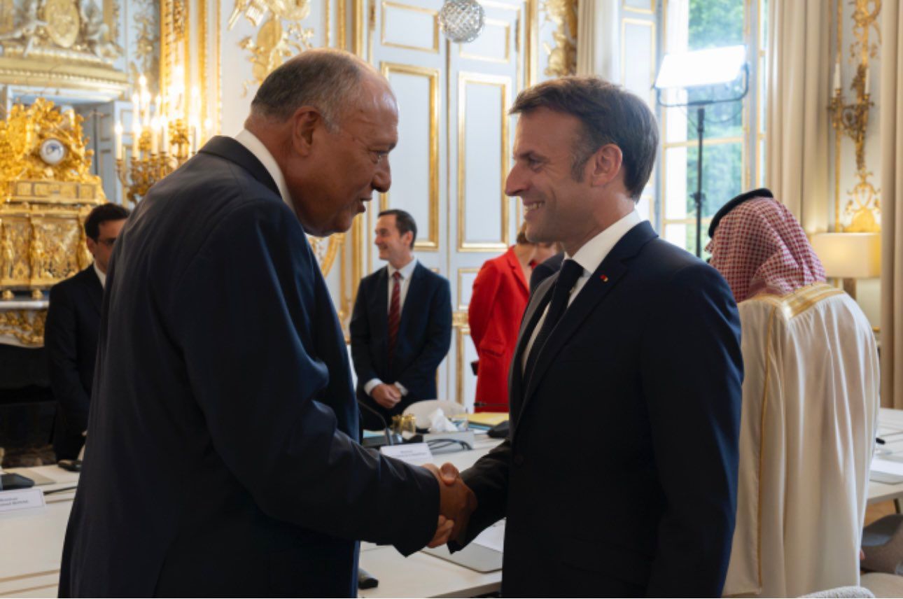 سامح شكرى ووزراء الخارجية العرب يبحثون مع ماكرون وقف الحرب على غزة