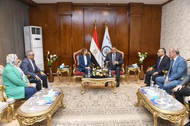 وزيرا الإنتاج الحربي والثقافة يتفقدان 8 مسارح متنقلة تمهيدًا...