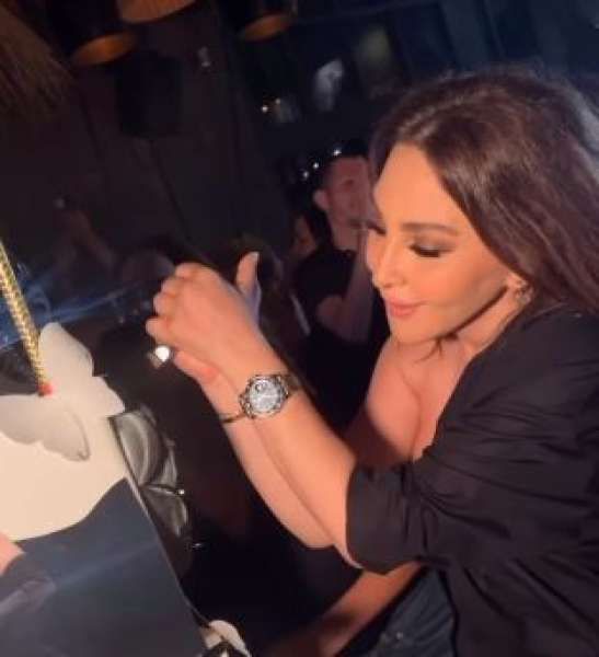 شاهد.. إليسا تحتفل بنجاح ألبومها الجديد أنا سكتين