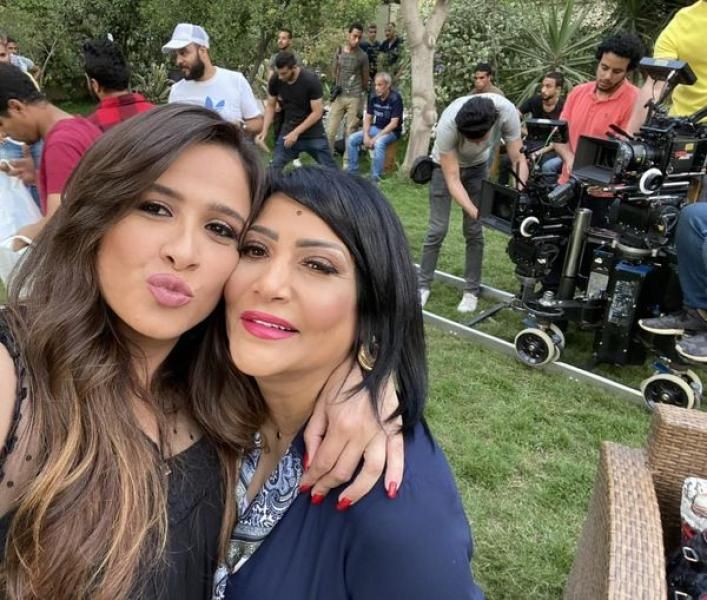 شاهد.. ياسمين عبد العزيز تنفى خلافها مع بدرية طلبة بهذا المنشور