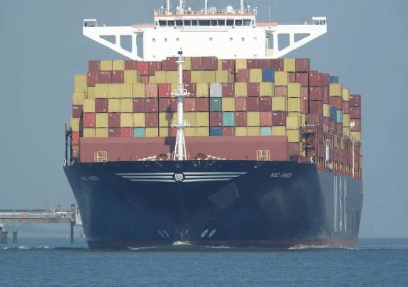 سفينة تجارية تبلغ عن استهدافها بثلاثة صواريخ غرب اليمن