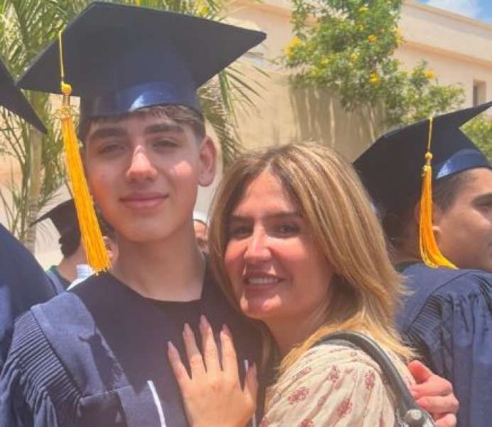 هنا شيحة تحتفل بتخرج ابنها : عقبال الجامعة