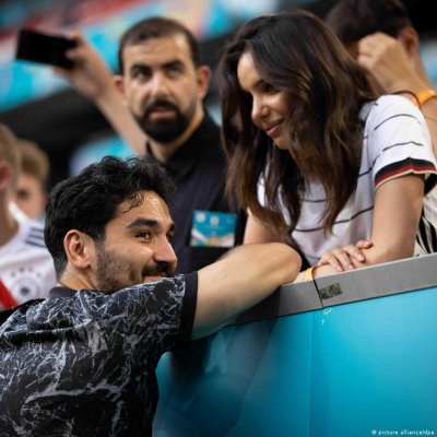 "حسبنا الله ونعم الوكيل": سارة غوندوغان تُساند زوجها بعد هجوم جماهير برشلونة