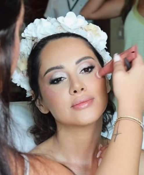 شاهد... فيديو جديد.. ياسمين رئيس قبل وبعد المكياج في حفل عقد قرانها