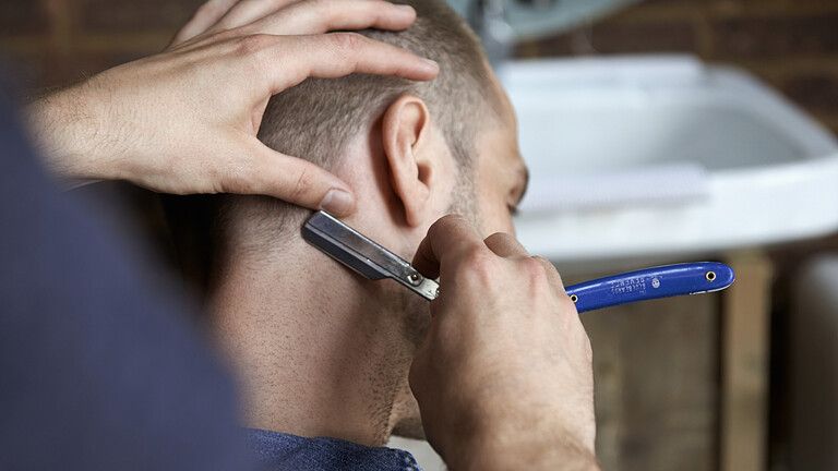 سعودي ينتقم من حلاق بطريقة غير متوقعة..اتفرج