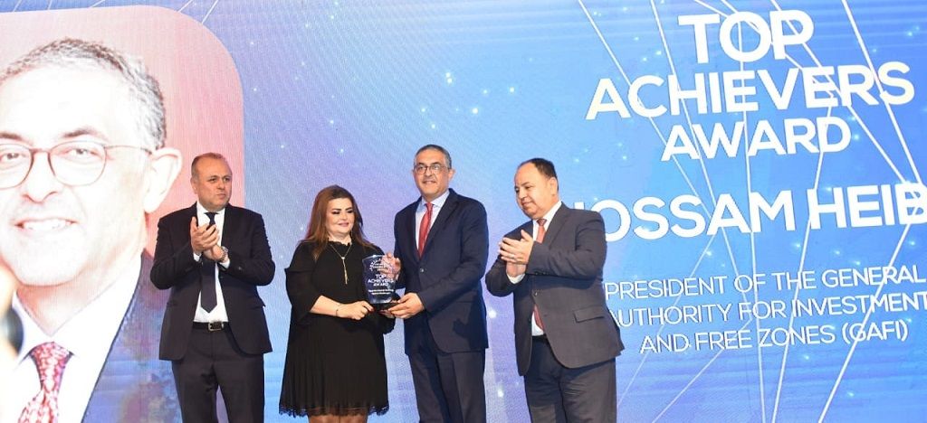 قمة «مصر للأفضل» تمنح هيئة الاستثمار جائزة الإنجاز المؤسسي