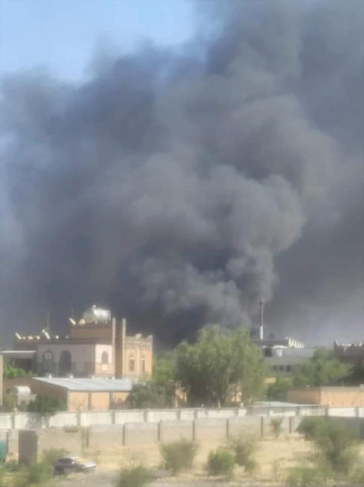 اتفرج بالصور ..الكشف عن سبب غارات وانفجارات عنيفه هزت صنعاء والدخان يتصاعد بكثافة جراء القصف