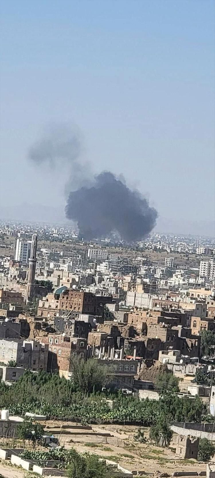 اتفرج بالصور ..الكشف عن سبب غارات وانفجارات عنيفه هزت صنعاء والدخان يتصاعد بكثافة جراء القصف