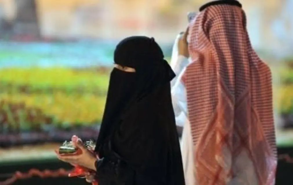 لسبب مفاجئ عروسة سعودية حسناء ترفض الزواج من الولد وتوافق على الزواج من أبيه العجوز!