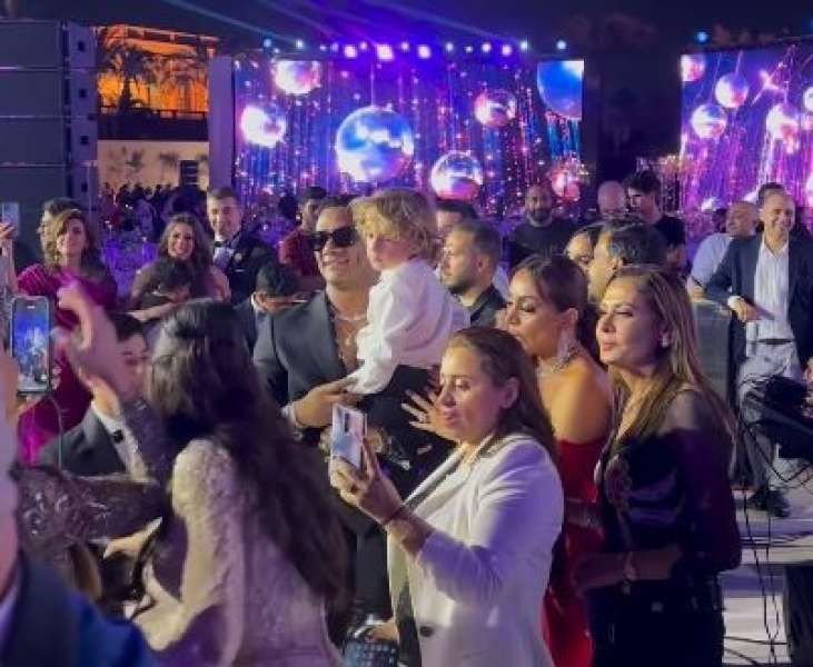 شاهد.. محمد رمضان يقبل رأس ابنة محمد السعدي في حفل زفافها