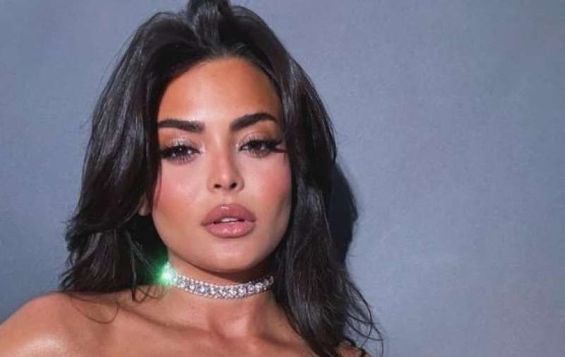 شاهد.. أسماء جلال تخطف الأنظار بإطلالة جريئة