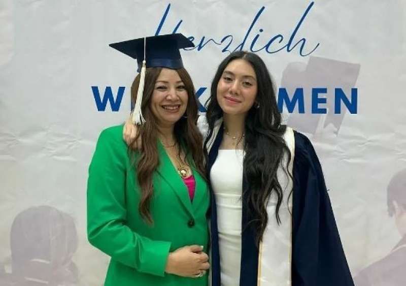 شاهد.. إنتصار تحتفل بتخرج ابنتها ملكة جمال المراهقات