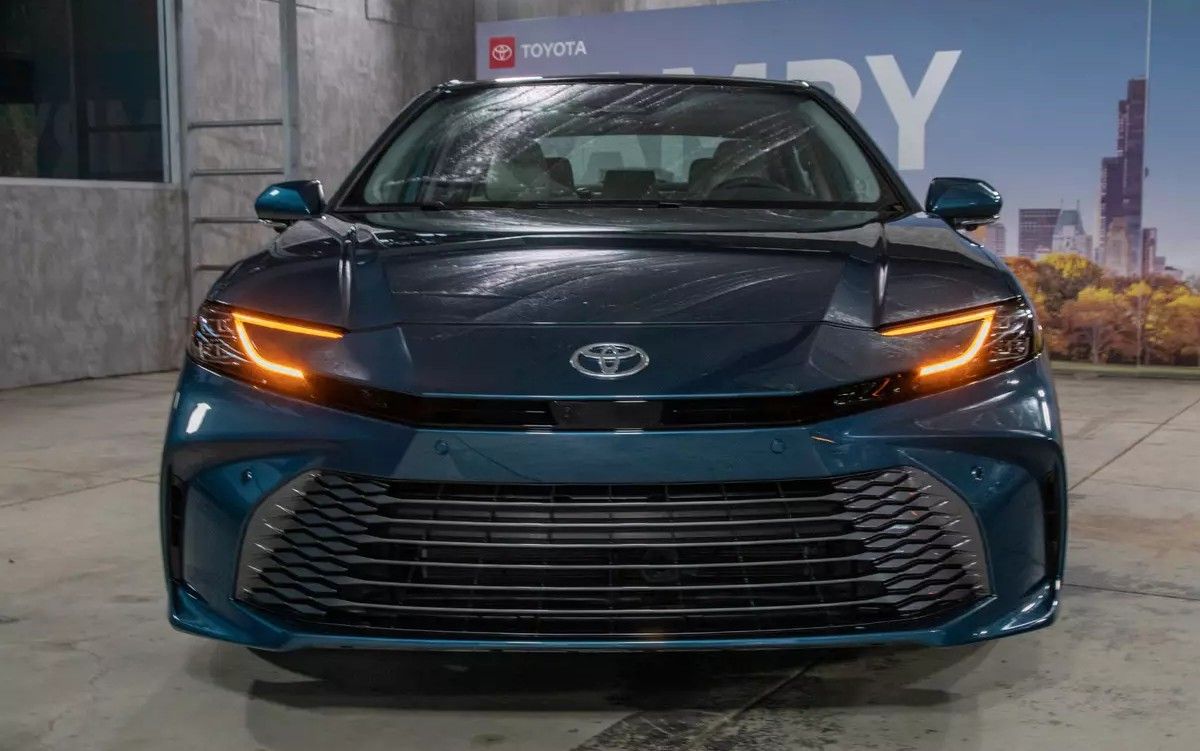 وحش السيارات الرياضية تصل السعودية .. تعرف على سعر سيارة تويوتا كامري 2025 وميزاتها
