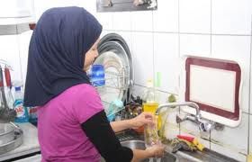 ماهو حكم تناول الطعام مع عاملة منزلية غير مسلمة في إناء واحد؟..شيخ سعودي يفجر مفاجأة