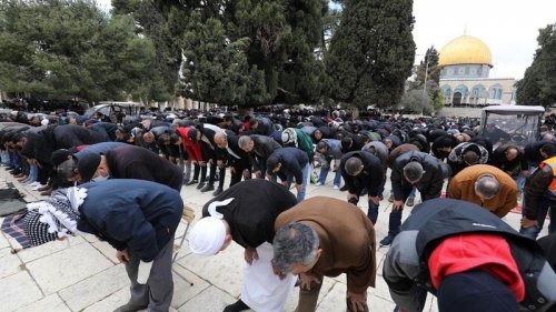 رغم قيود الاحتلال .. 30 ألفا يؤدون صلاة الجمعة في المسجد الأقصى
