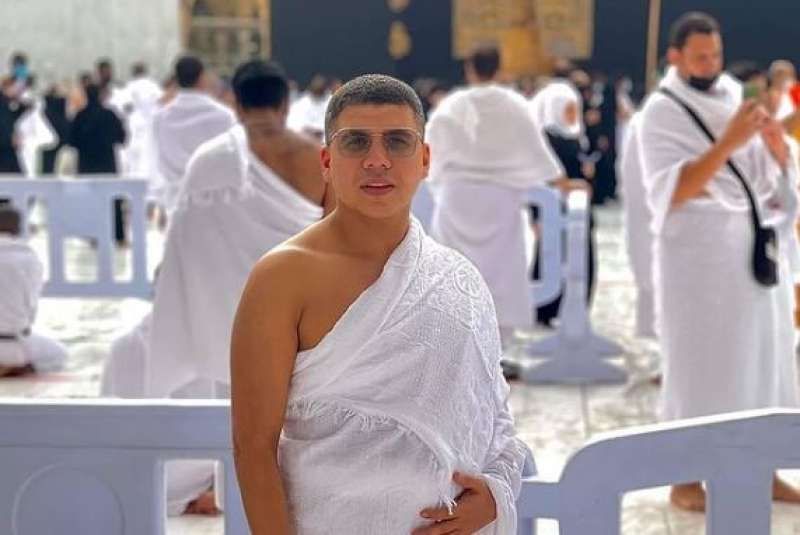 عمر كمال يهنئ محبيه بعيد الأضحى من أمام الكعبة