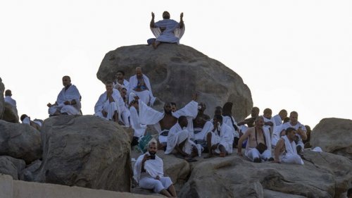 مركز الأزهر:الوقوف بمكان على جبل عرفة يفسد الحج