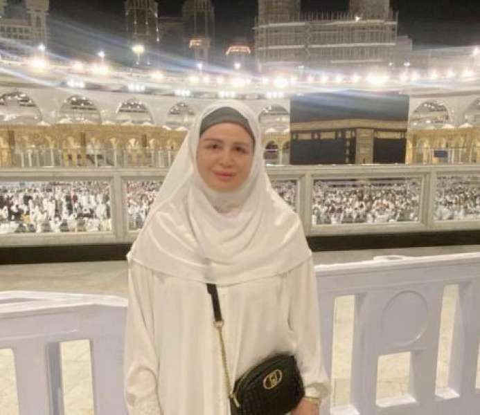 إلهام شاهين بملابس الإحرام في يوم عرفة