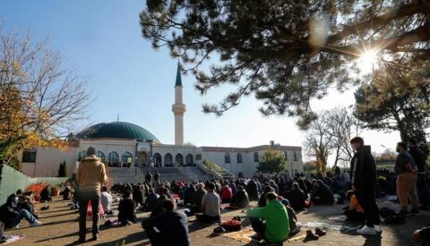 آلاف المسلمين بالنمسا يؤدون صلاة عيد الأضحى المبارك في فيينا