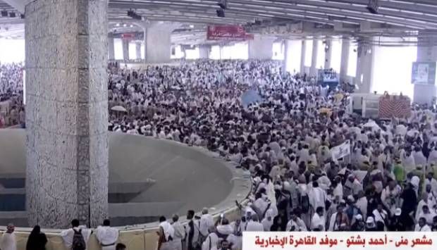 أول أيام العيد.. مراسل القاهرة الإخبارية يصف المشهد المهيب بجسر الجمرات